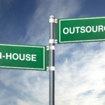 Guía de Toma de Decisiones: ¿Qué departamentos externalizar y cuáles mantener internos?