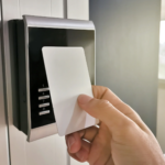 De la Recepción al Control de Accesos: Cómo los Servicios Auxiliares definen la Experiencia de Marca de tu Empresa